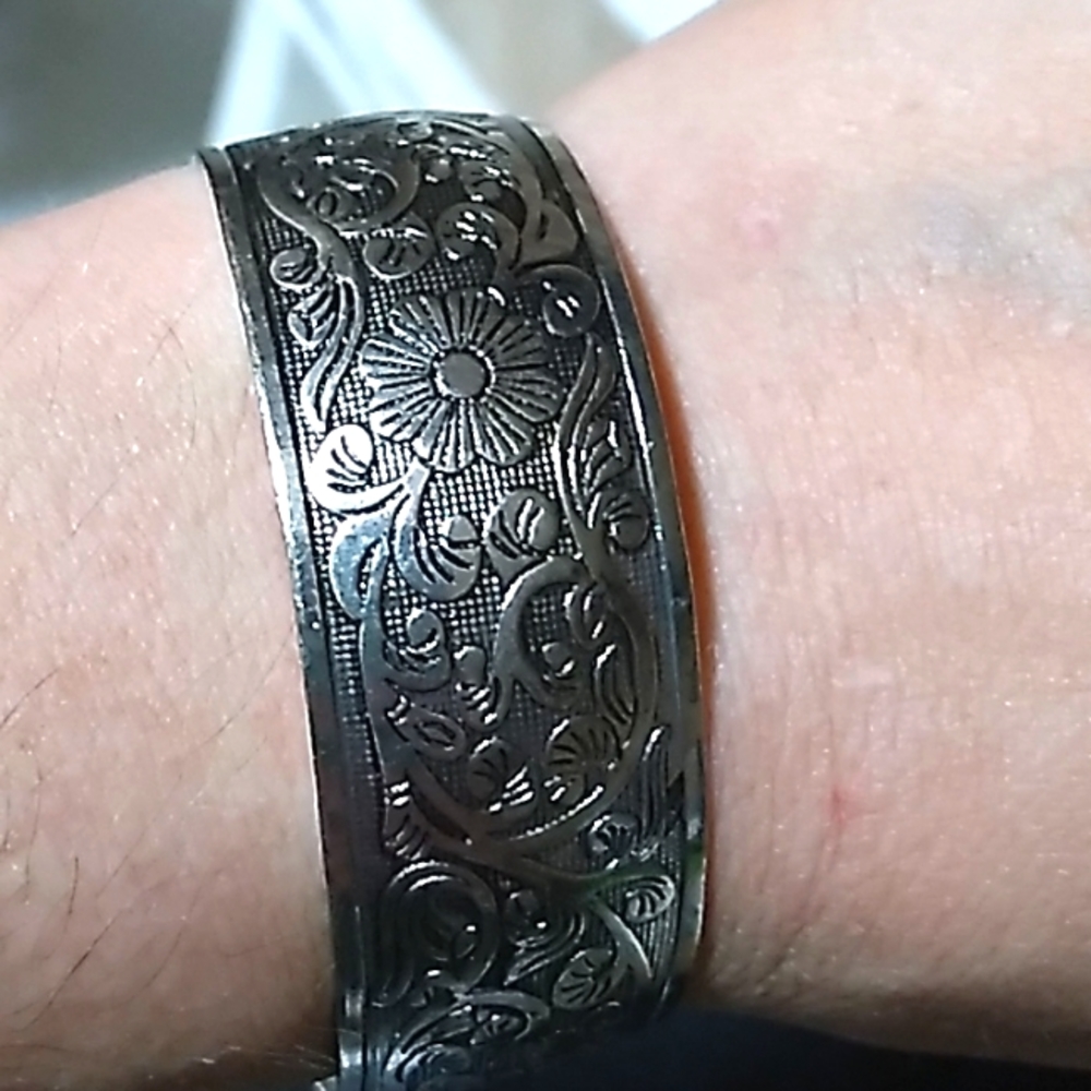 VINTAGE Flowers & Vines on Silver-like Bracelet